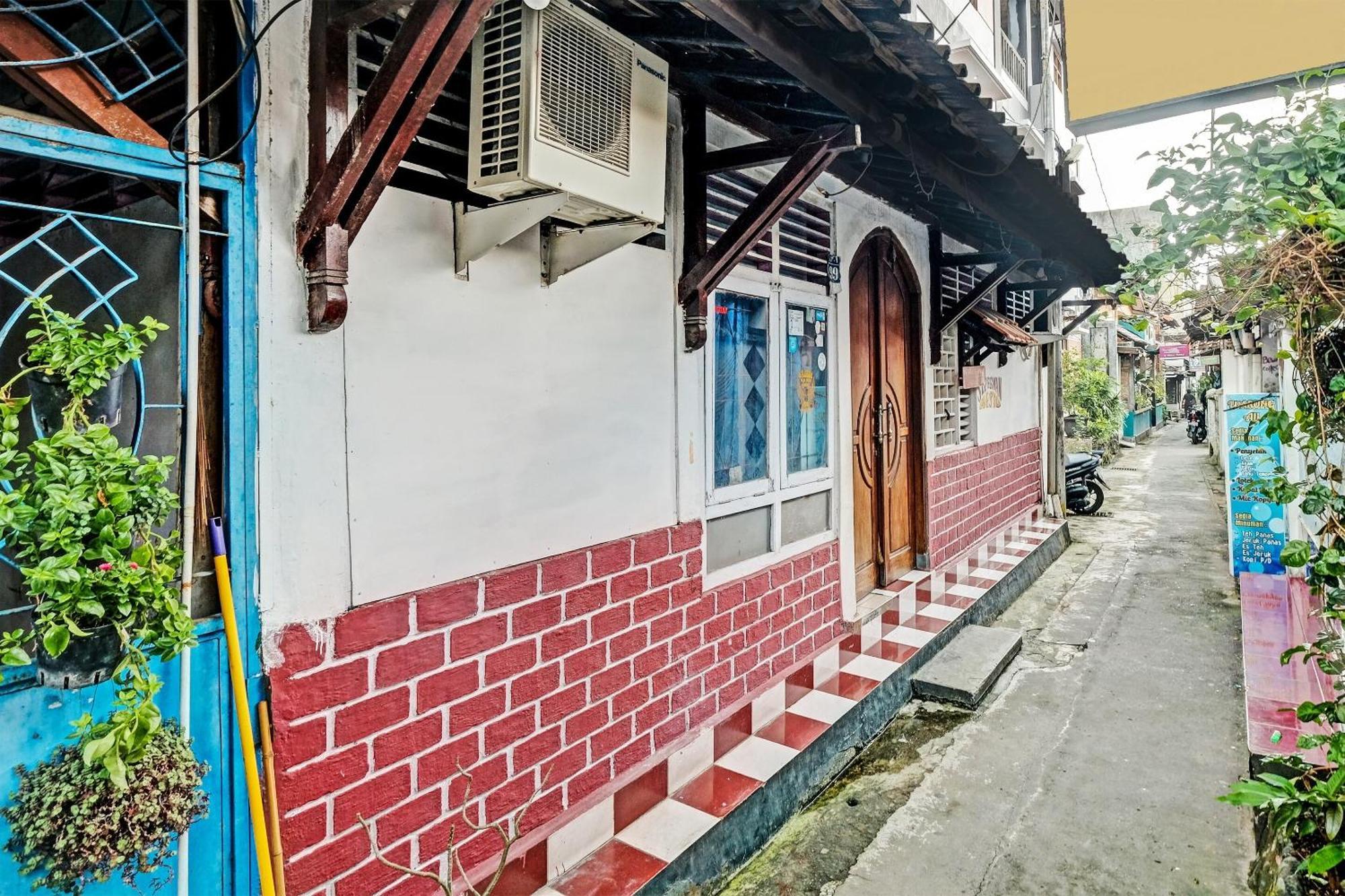 Spot On 91915 Homestay Superman Джокьякарта Экстерьер фото