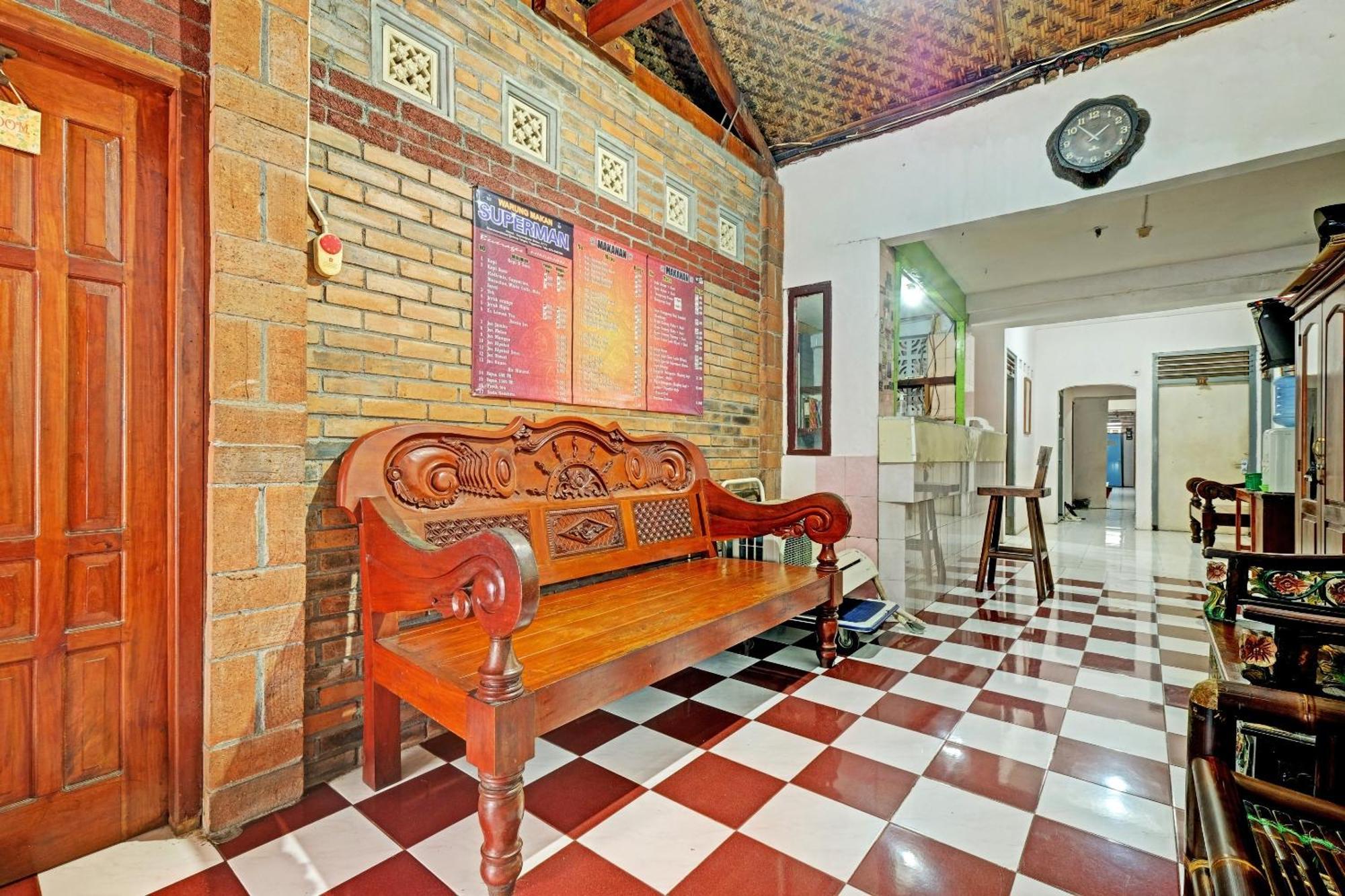 Spot On 91915 Homestay Superman Джокьякарта Экстерьер фото