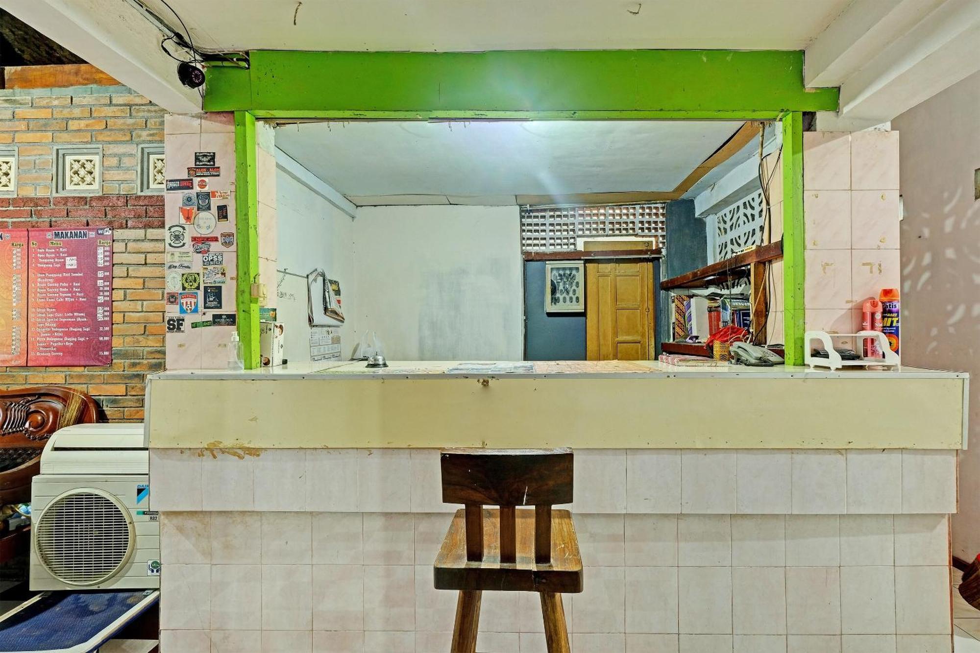 Spot On 91915 Homestay Superman Джокьякарта Экстерьер фото