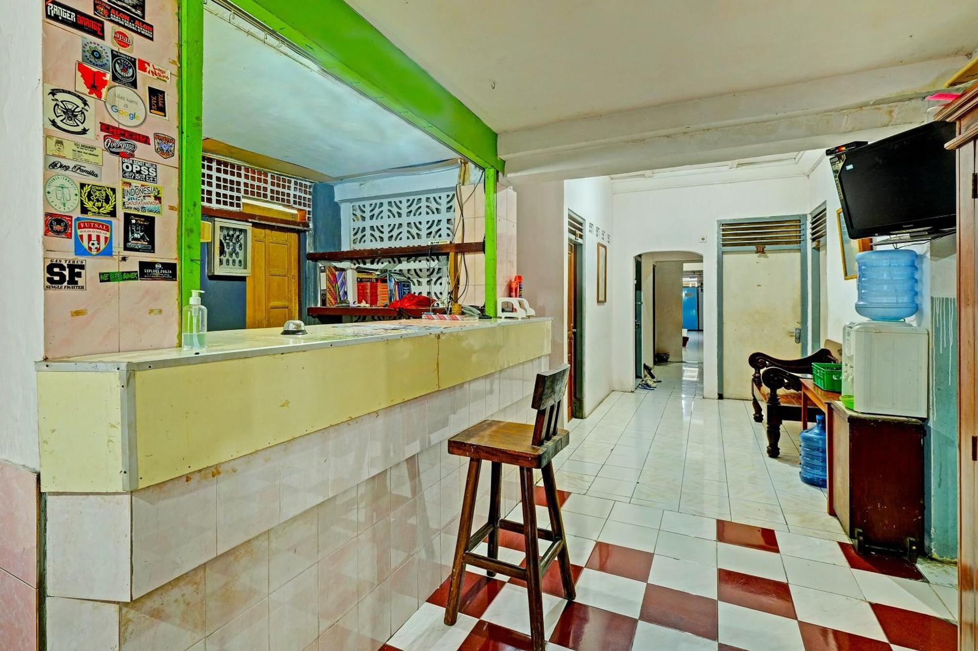 Spot On 91915 Homestay Superman Джокьякарта Экстерьер фото