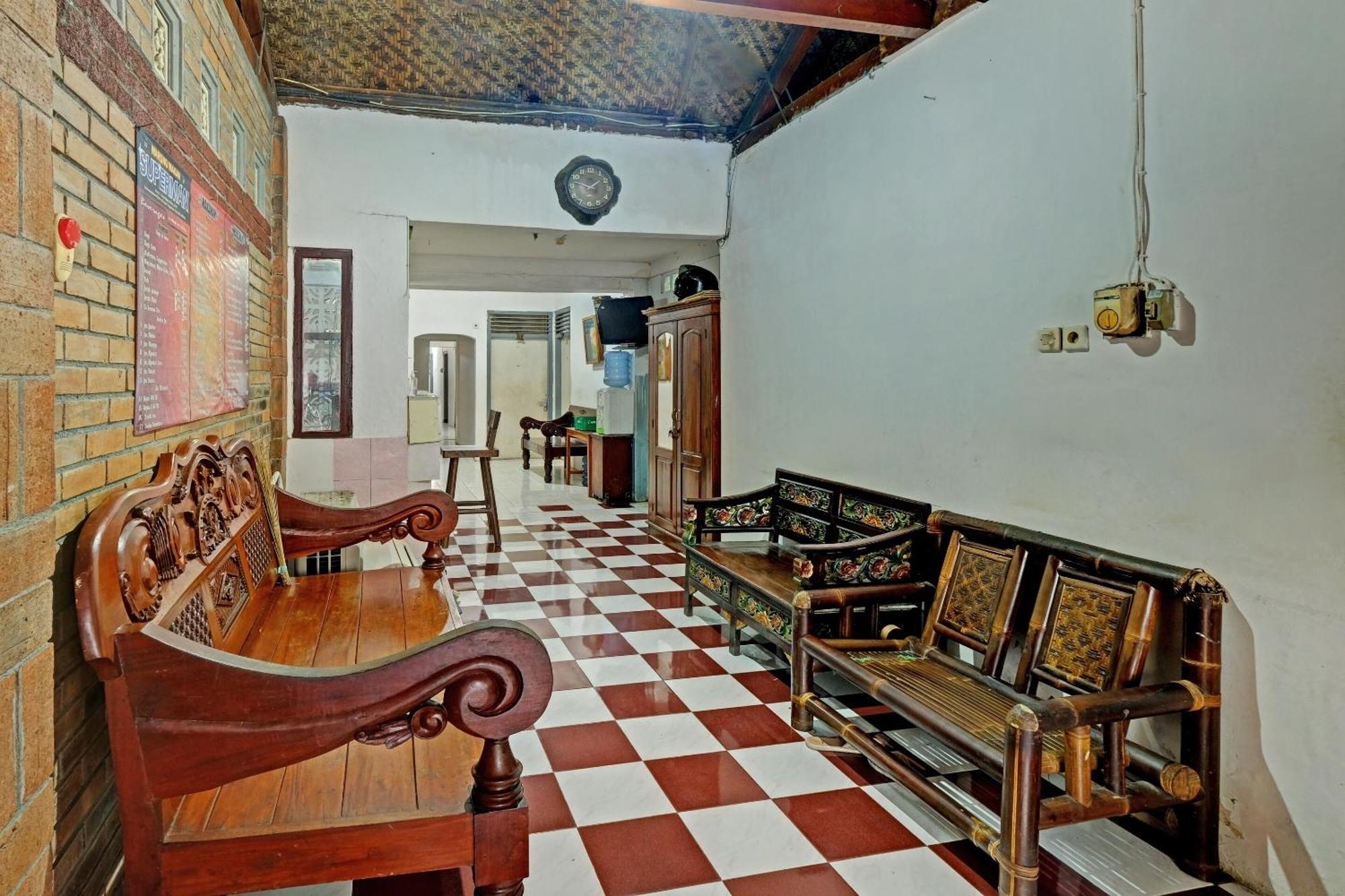 Spot On 91915 Homestay Superman Джокьякарта Экстерьер фото