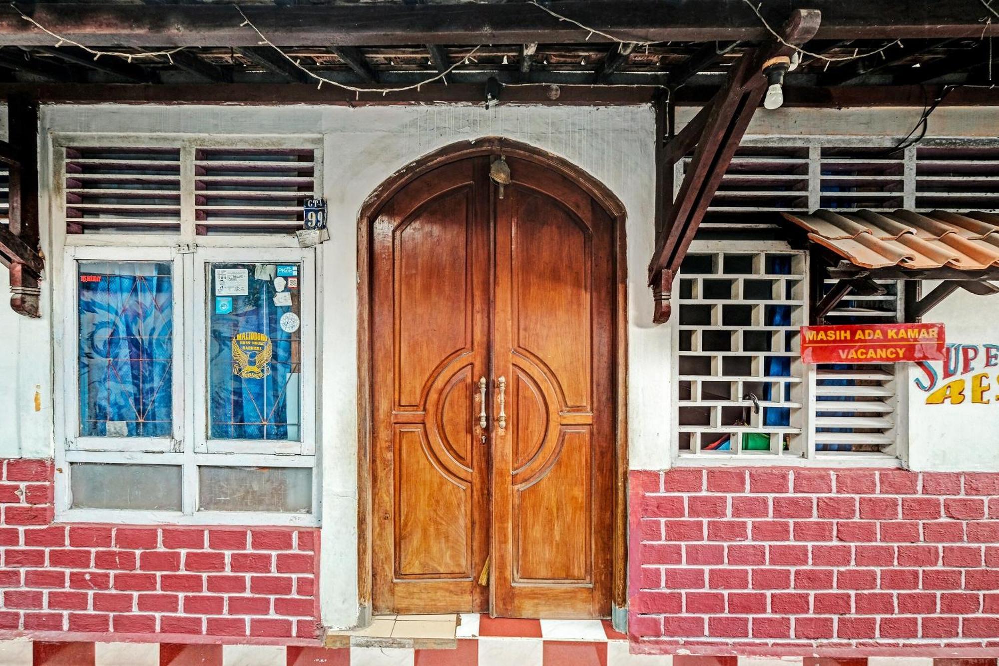 Spot On 91915 Homestay Superman Джокьякарта Экстерьер фото
